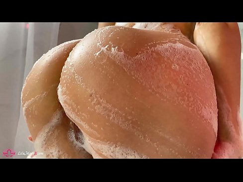 ❤️ Brunetka masturbuje kundičku s vibrátorom až do intenzívneho orgazmu v sprche ❤ Šukanie video na sk.xxxbunker.ru ☑