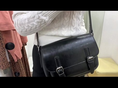 ❤️ Verejná masturbácia mladej sučky FeralBerry s robertkom v skúšobnej miestnosti ❤ Šukanie video na sk.xxxbunker.ru ☑